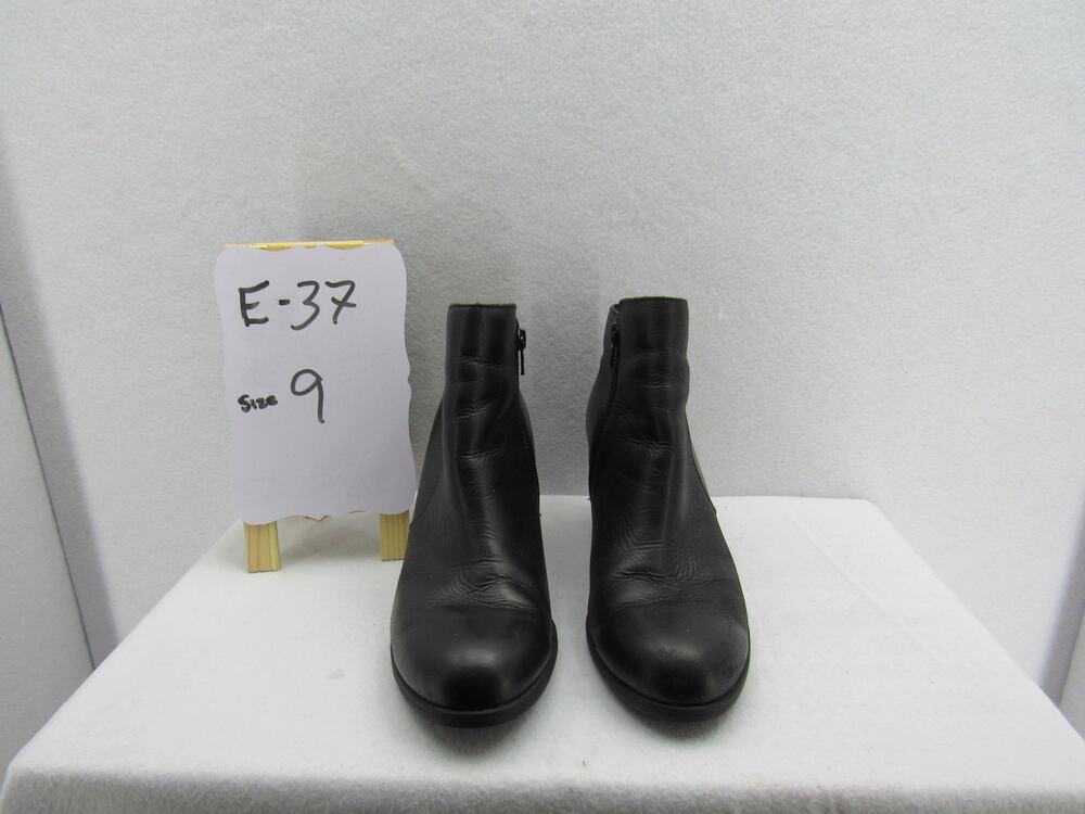 Born ankle boots size 9